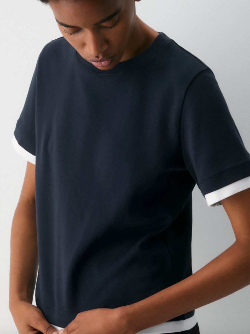 Aritzia • Babaton InterLock Cotton Function Navy Blue White Cuff T-Shirt • M